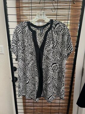 Ellen Tracy Black & White Graphic V-Neck Blouse xl